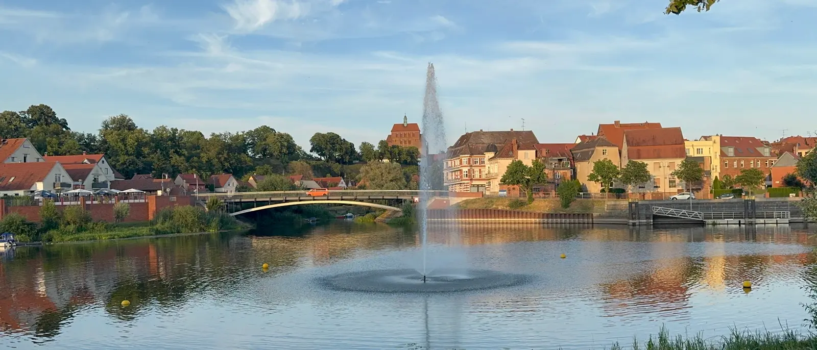 Blick über die Havel auf die Havelberger Altstadt mit dem Domturm im Hintergrund