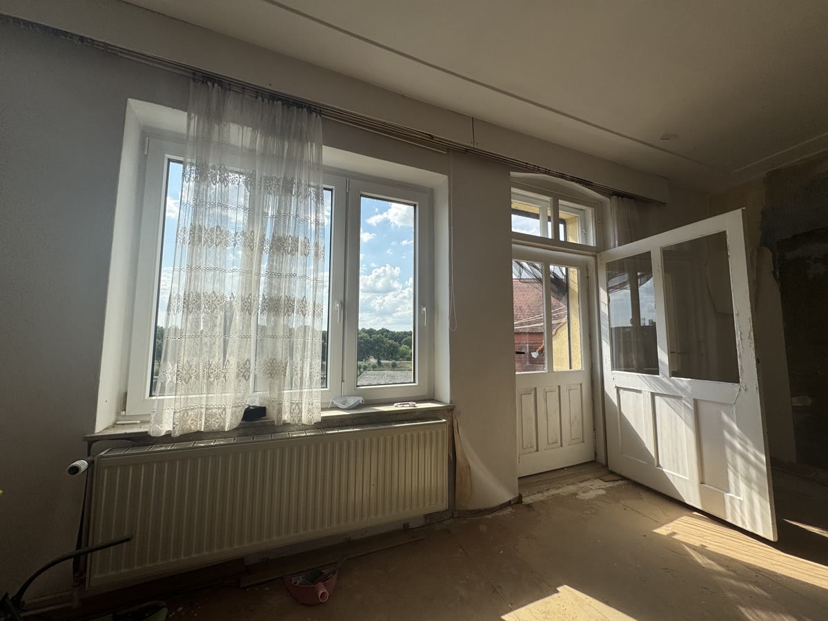 Wohnzimmer während der Renovierung mit Blick auf den Hafen