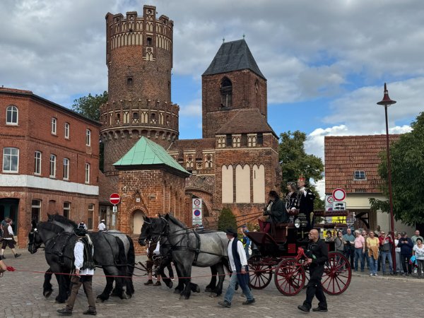 Kaiserzug mit Kutsche und Pferden beim Burgfest Tangermünde