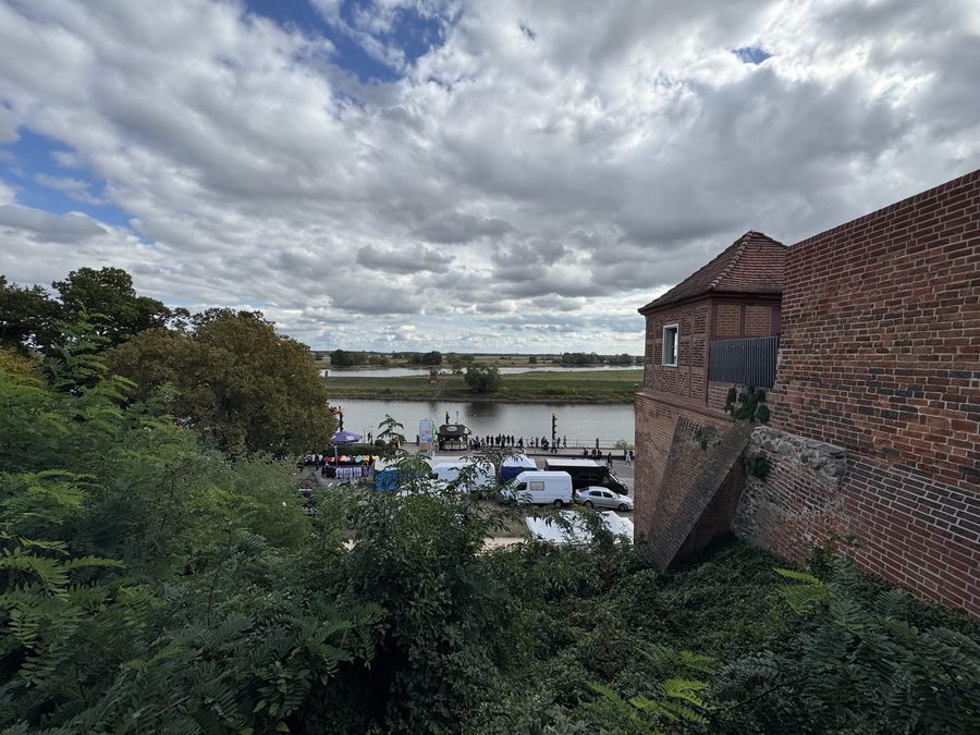 Blick von der Burgmauer auf Elbe und Feststände