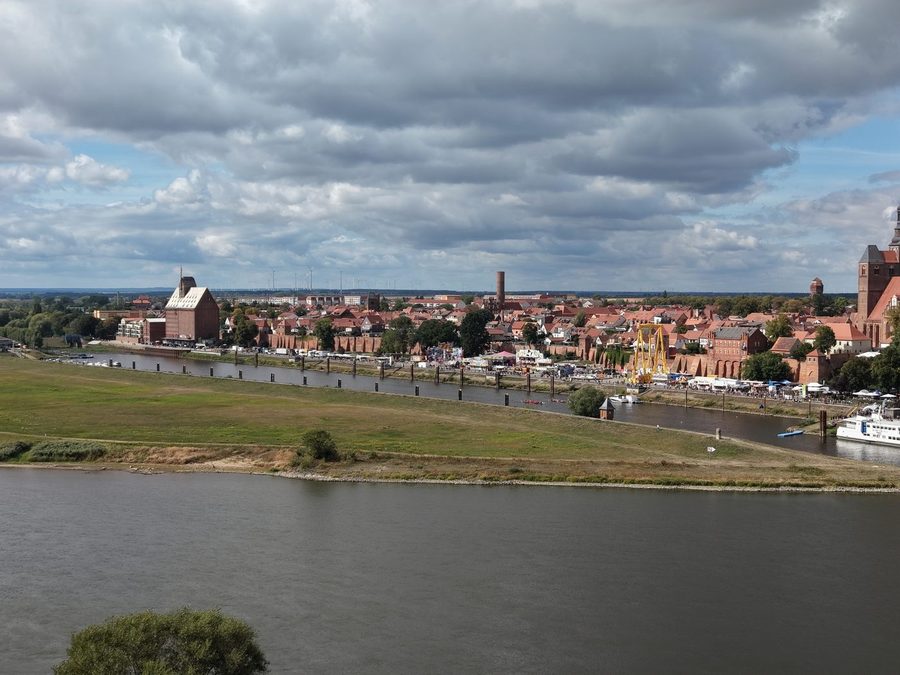 Blick über Elbe und Tanger auf Tangermünde