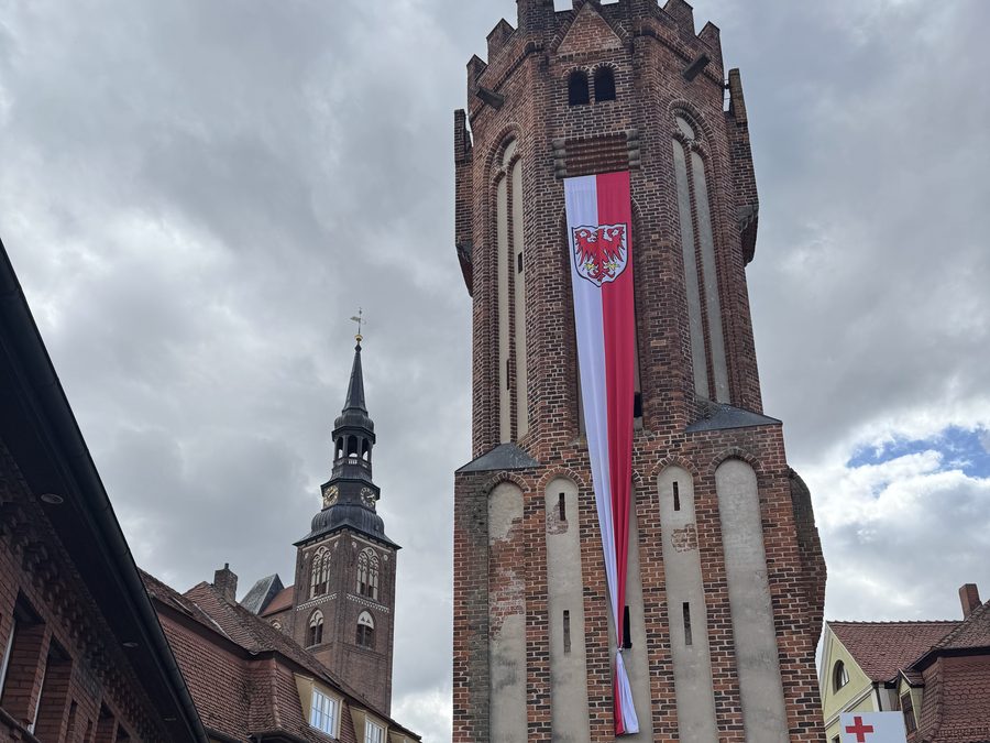 Eulenturm mit Banner und Stephanskirche in Tangermünde