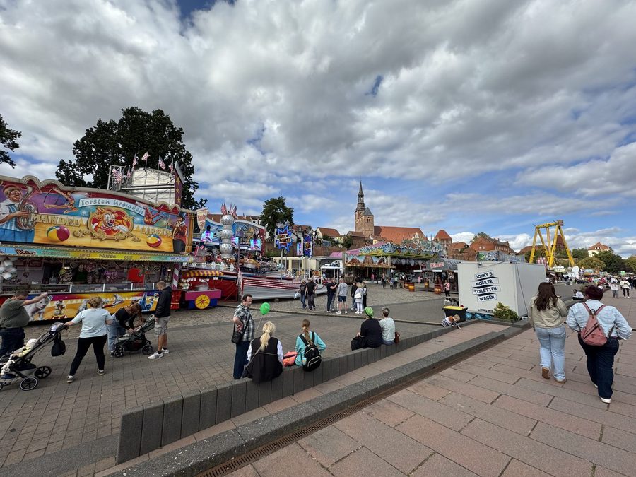 Festwiese am Elbufer mit Buden und Blick zur Stephanskirche