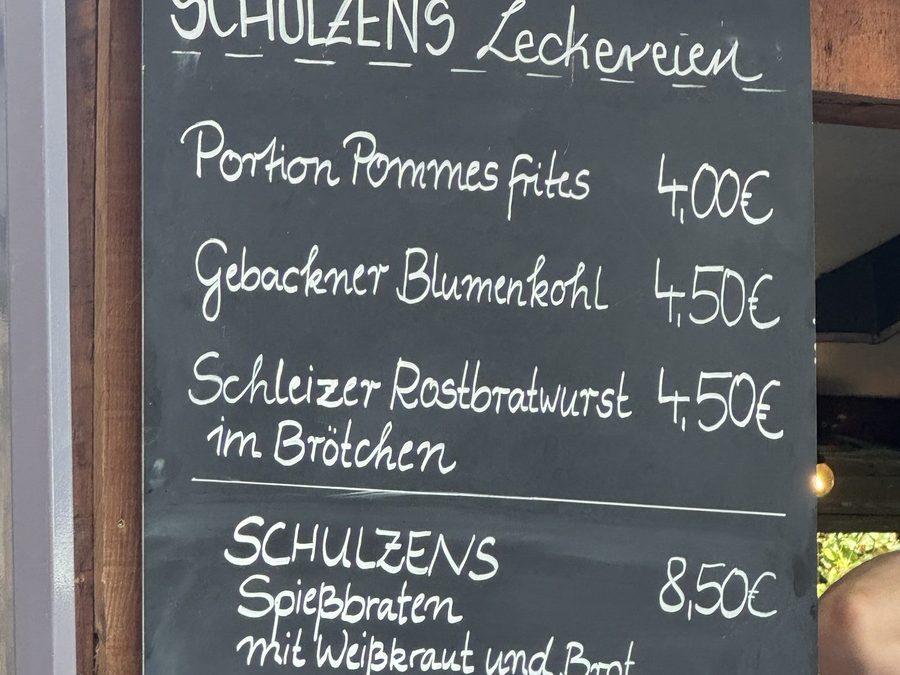 Kreidetafel Schulzens Leckereien beim Burgfest