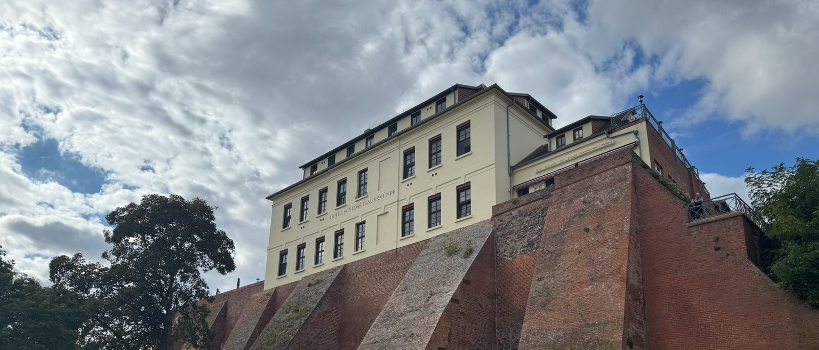 Hotel Schloss Tangermünde auf der Ziegelterrasse über der Elbe