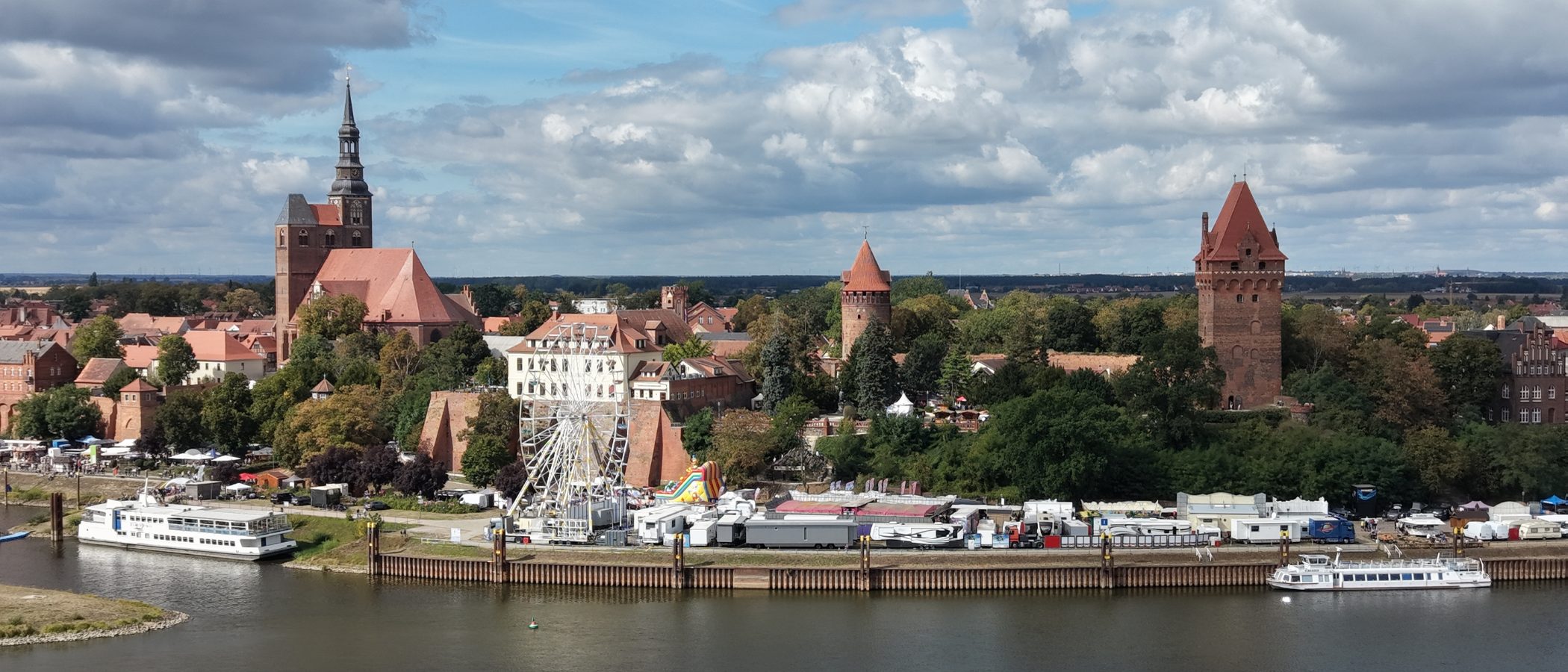 Tangermünde an Elbe und Tanger mit Stephanskirche, Riesenrad und Burgtürmen