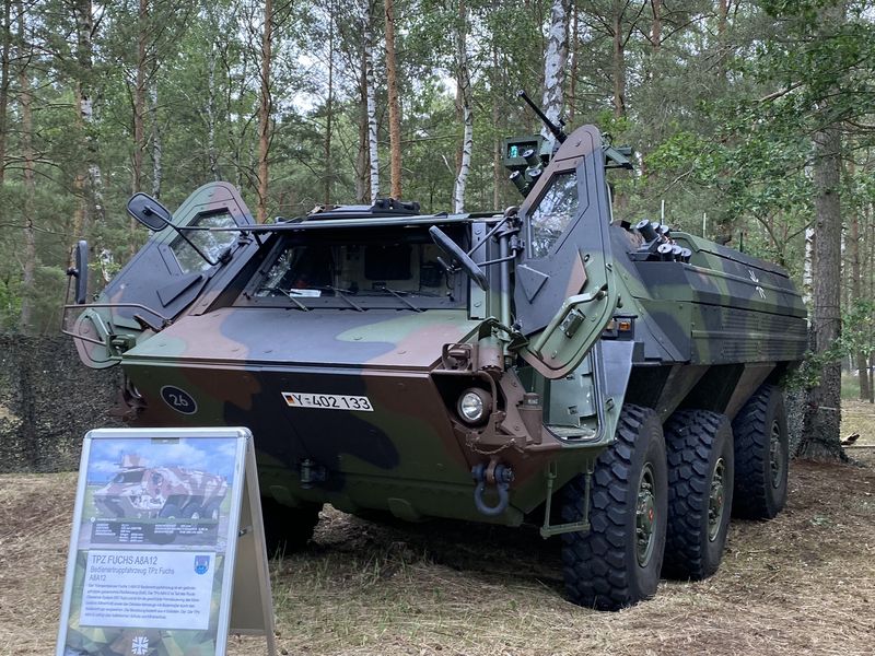 Transportpanzer Fuchs mit geöffneten Türen und Infotafel auf der Geräteschau
