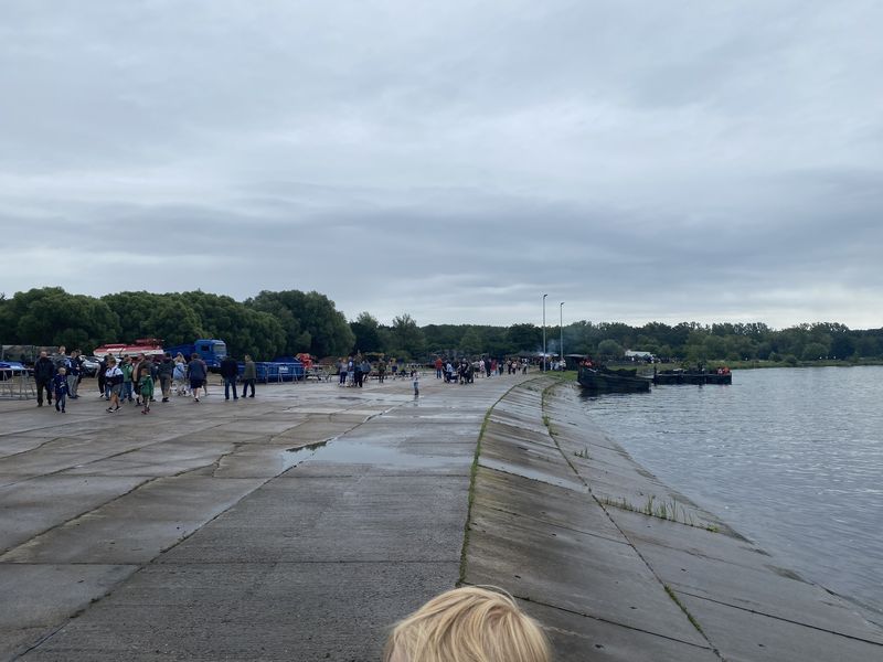Besucher auf der Betonrampe am Havelufer beim Havelbiwak, Pontons im Wasser