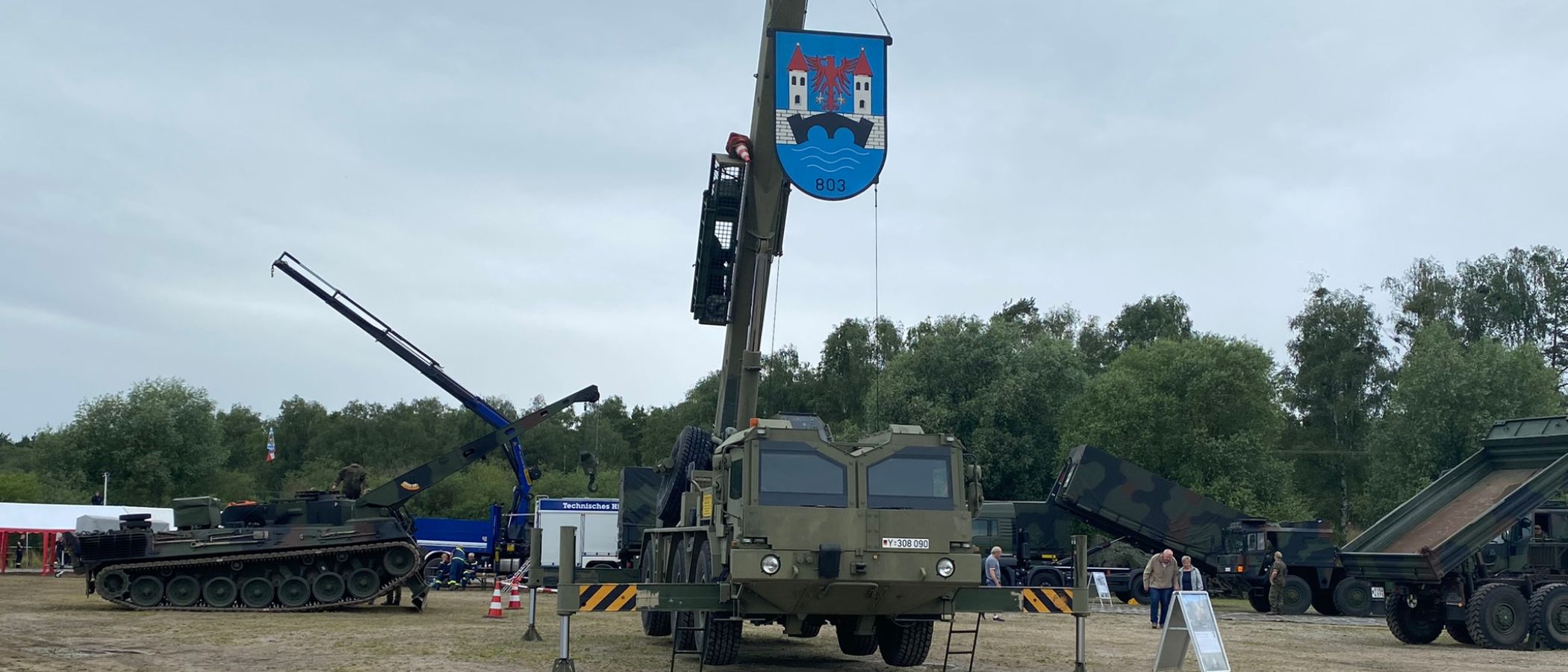Fahrzeuge des Panzerpionierbataillons 803 auf dem Übungsplatz, Wappen 803 am Kran