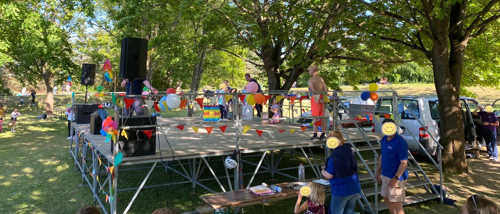 Bühne mit Girlanden und Luftballons beim Kindertag im Erlebnisbad Havelberg