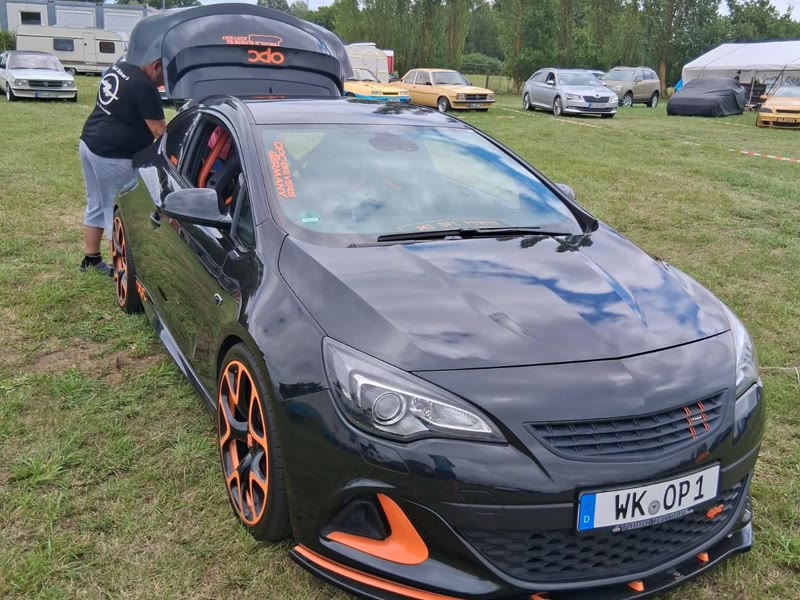 Schwarzer Astra mit orangenen Felgen