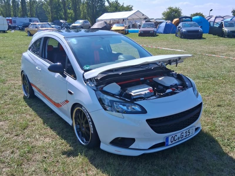 Weißer Corsa mit orangem Seitenstreifen