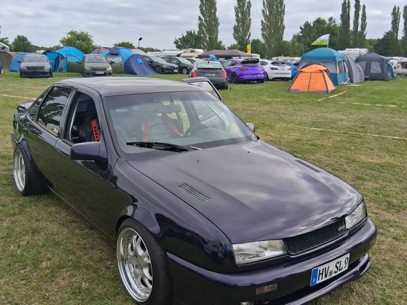 Tiefe Limousine vor den Zelten auf der Wiese