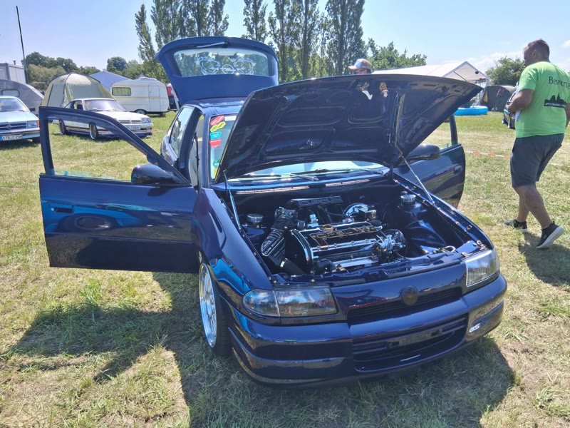 Offener Motorraum eines dunklen Opel