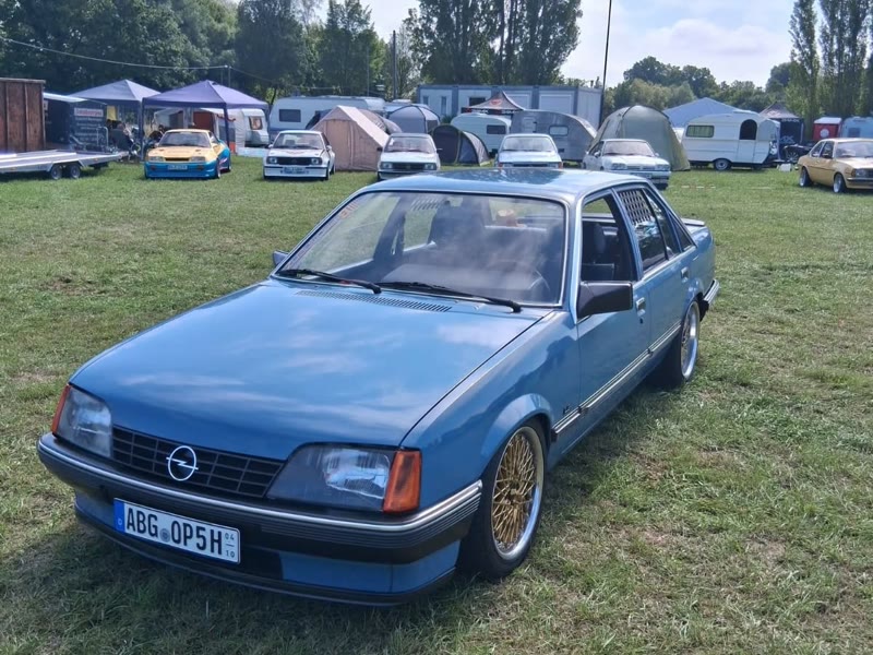 Blauer Opel der 1980er auf der Wiese