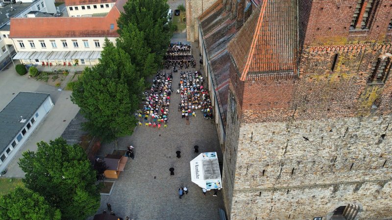 Luftbild des Konzerthofs am Dom mit Orchester, Stuhlreihen und Getränkestand