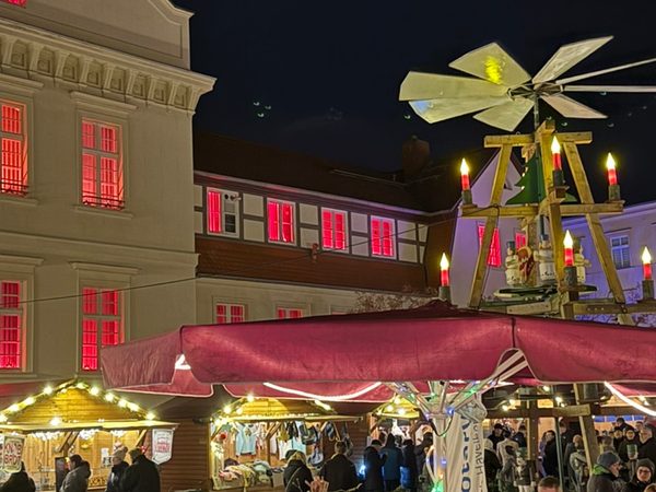 Havelberger Weihnachtsmarkt: Pyramide und Hütten auf dem Marktplatz