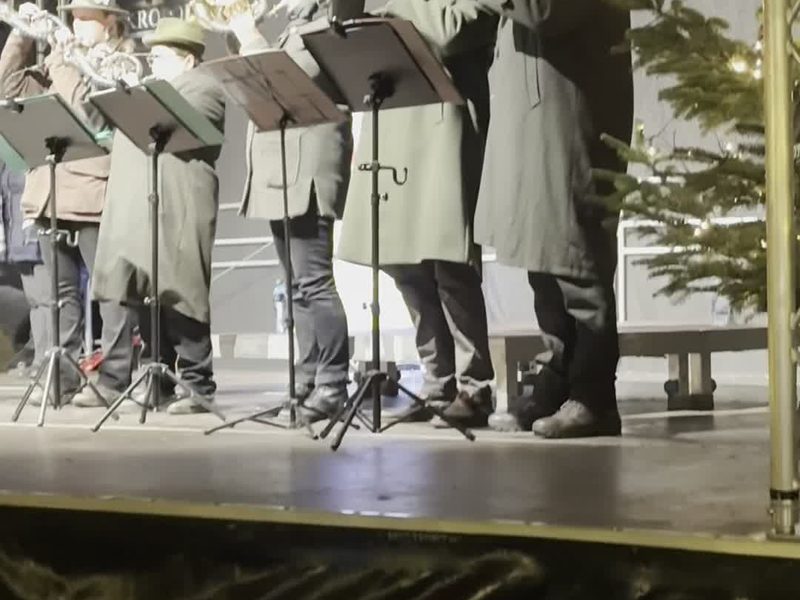 Bläser auf der Bühne beim Weihnachtsmarkt
