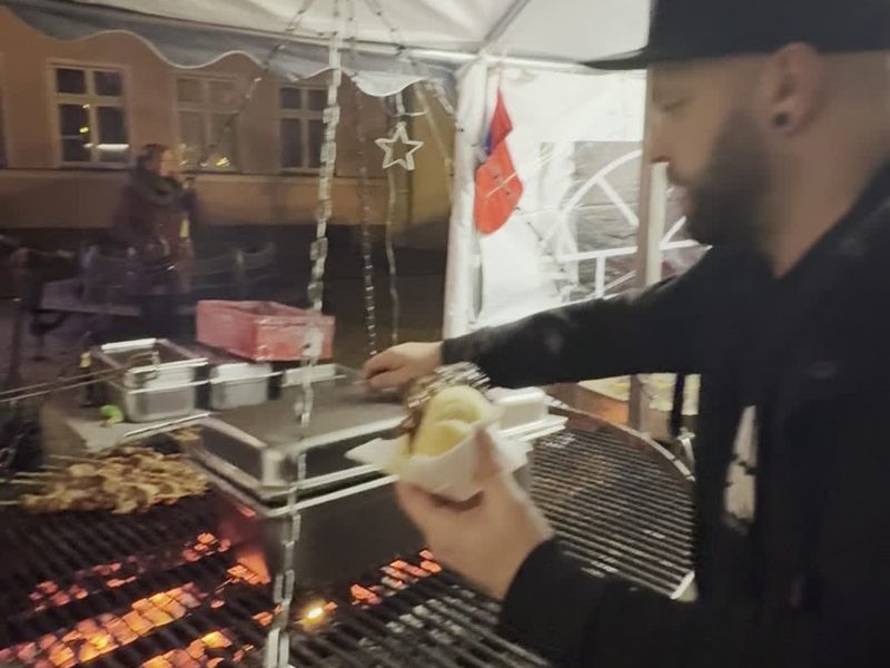 Offener Grill mit Spießen auf dem Weihnachtsmarkt