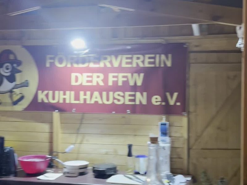 Innenraum einer Holzhütte auf dem Weihnachtsmarkt