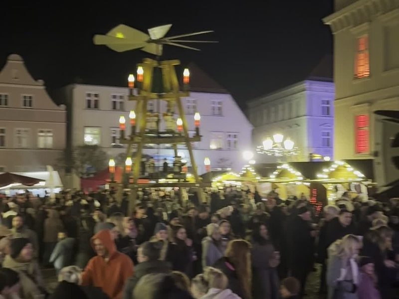 Hütten und Besucher auf dem Havelberger Marktplatz