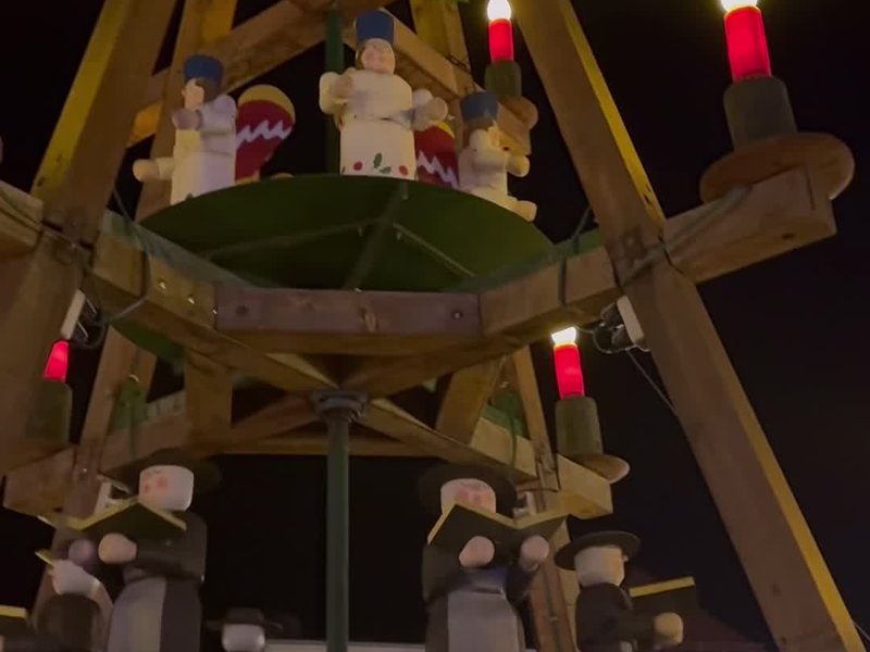 Hölzerne Weihnachtspyramide mit Kerzen auf dem Marktplatz