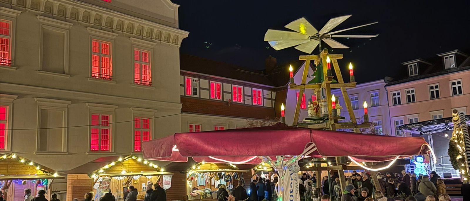 Holzpyramide und geschmückte Hütten auf dem Havelberger Marktplatz bei Nacht