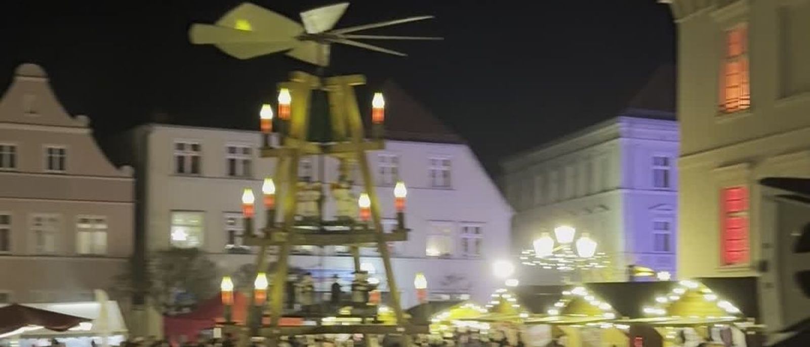 Weiter Blick über den Havelberger Weihnachtsmarkt mit Pyramide und Bürgerhäusern