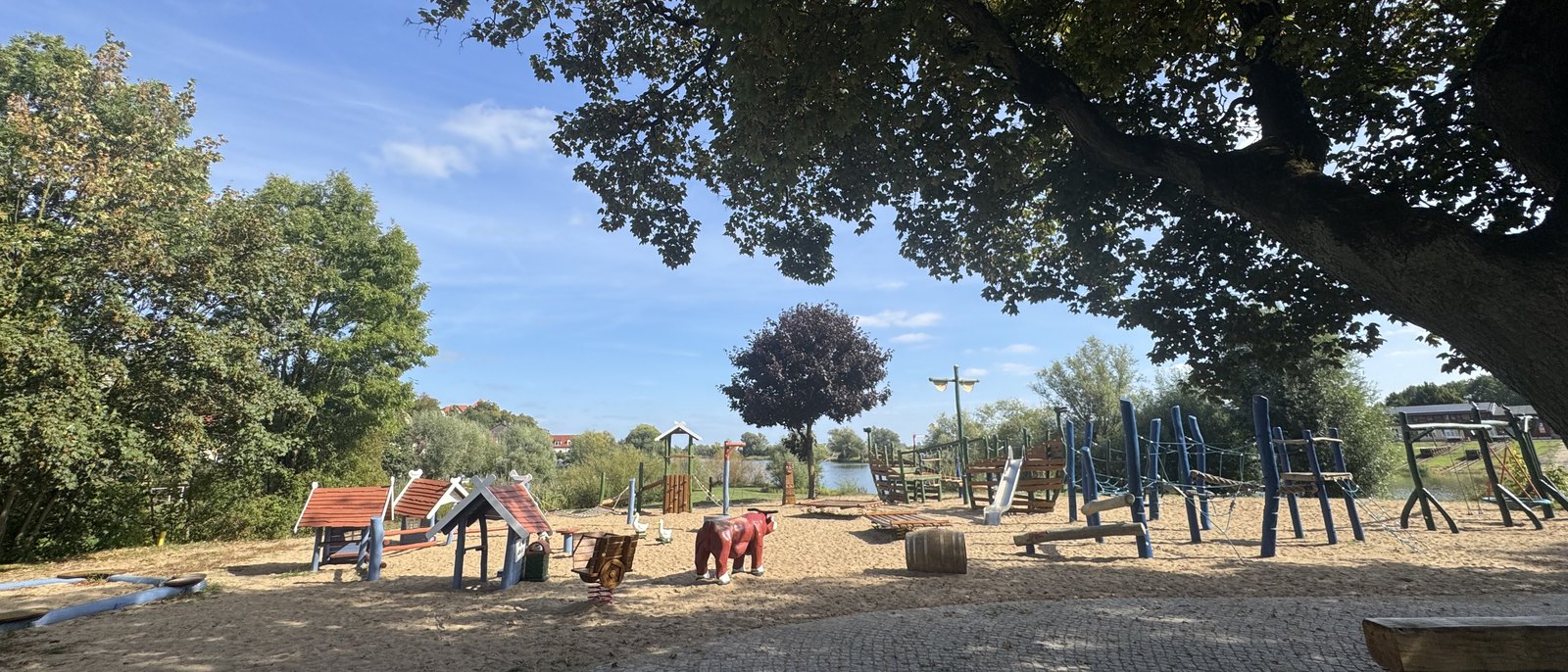 Abenteuer-Spielplatz auf der Landzunge Havelberg, Sand, Holzhäuser und Havel