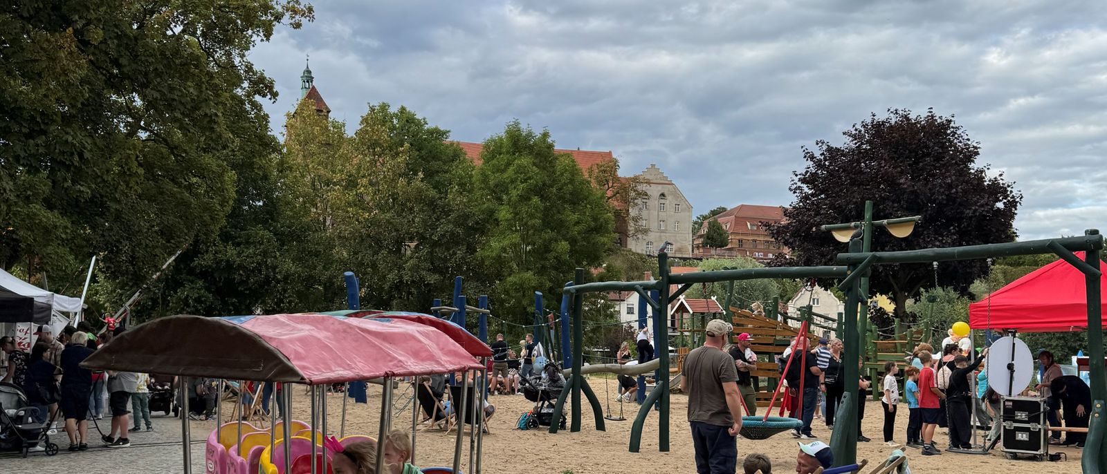 Abenteuer-Spielplatz auf der Stadtinsel Havelberg mit Spielgeräten und Blick zur Stadtkirche