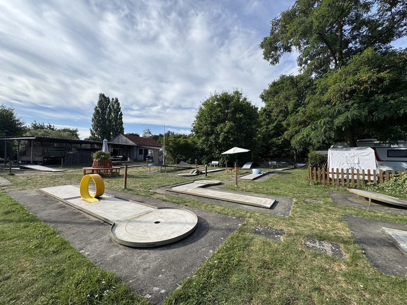 Minigolfbahn mit gelbem Ring auf der Campinginsel