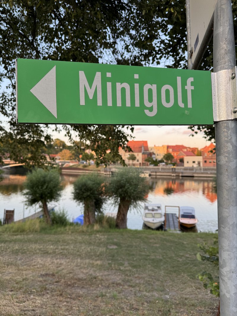Grünes Hinweisschild Minigolf an der Havel in Havelberg