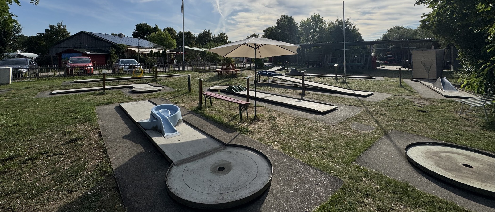 Minigolfanlage auf der Campinginsel Havelberg bei Sonnenschein