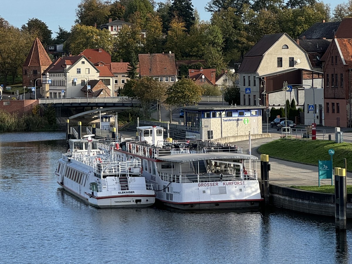 Elbkaiser und Großer Kurfürst nebeneinander im Hafen Havelberg