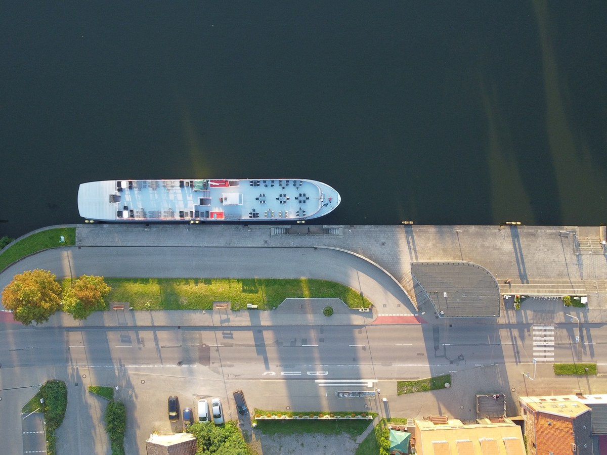 Fahrgastschiff von oben am Anleger Uferstraße Havelberg
