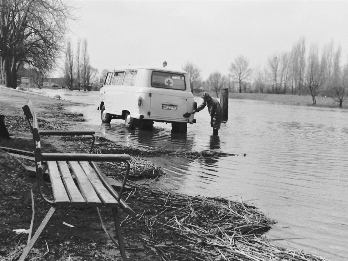 Barkas B1000 des Roten Kreuzes wird 1974 in der Havel gewaschen