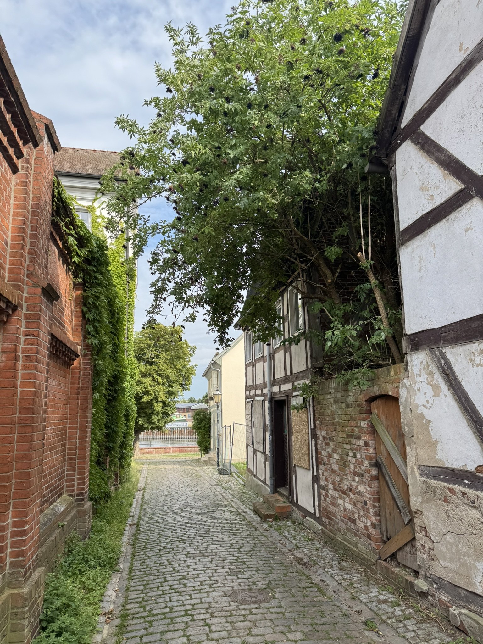 Am kleinen Kirchhof Richtung Havelvorland, Baulücke und Fachwerk