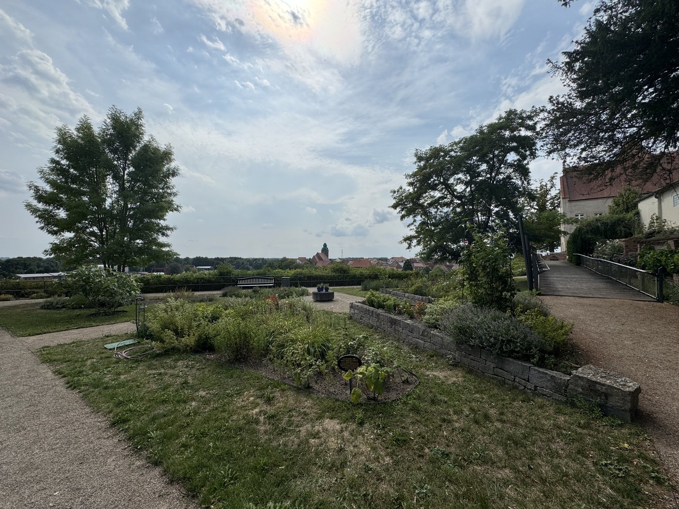 Beete und Wege im Dechaneigarten