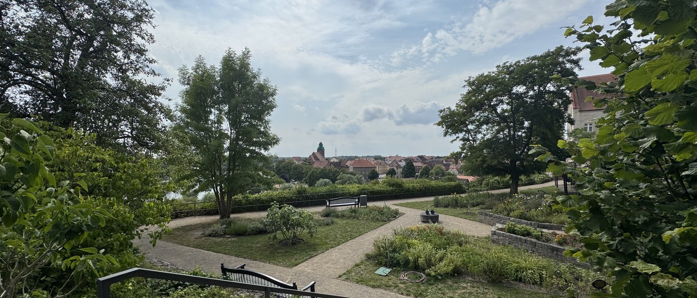 Dechaneigarten am Dom in Havelberg mit Blick über die Stadt