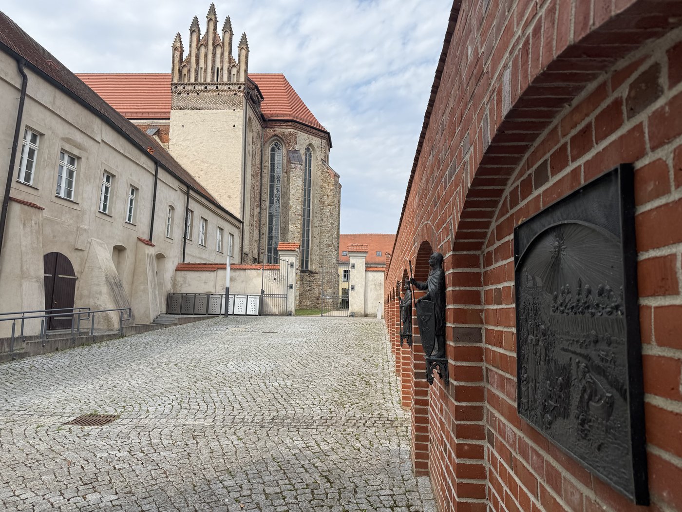 Hof am Dom mit Reliefs an der Backsteinmauer