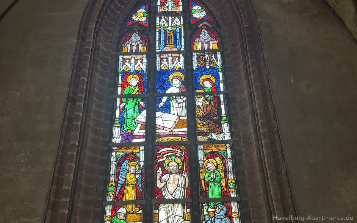 Figürliches Glasfenster im Dom Havelberg