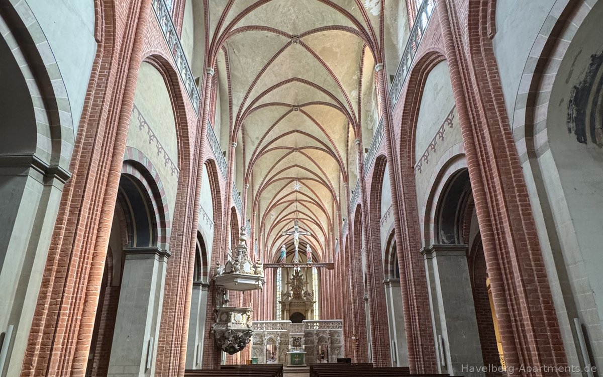 Langhaus des Doms St. Marien Richtung Chor und Hochaltar