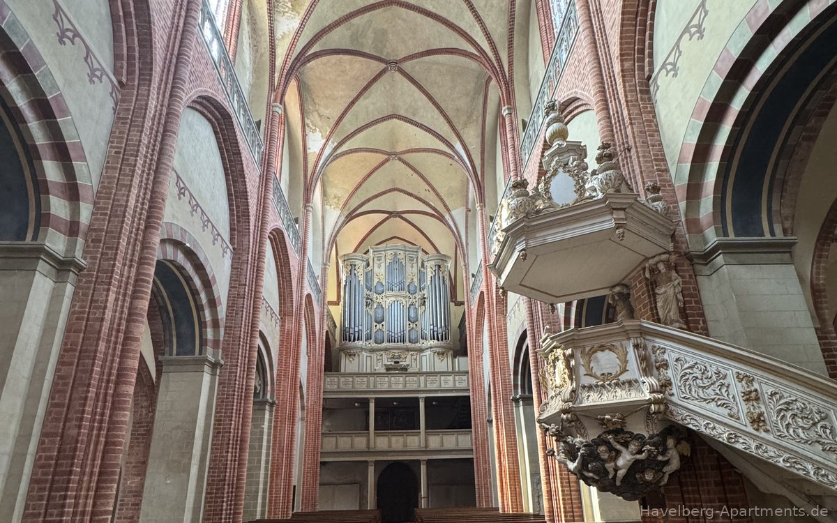 Langhaus Richtung Orgelempore und Kanzel