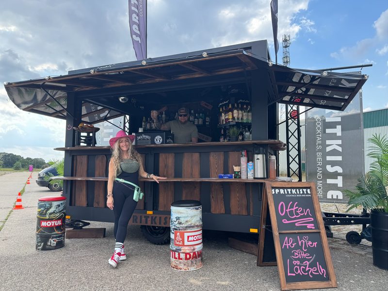 Spritkiste vor Lackmacke: Cocktailwagen mit Holztheke und Tafel Offen, ab hier bitte lächeln