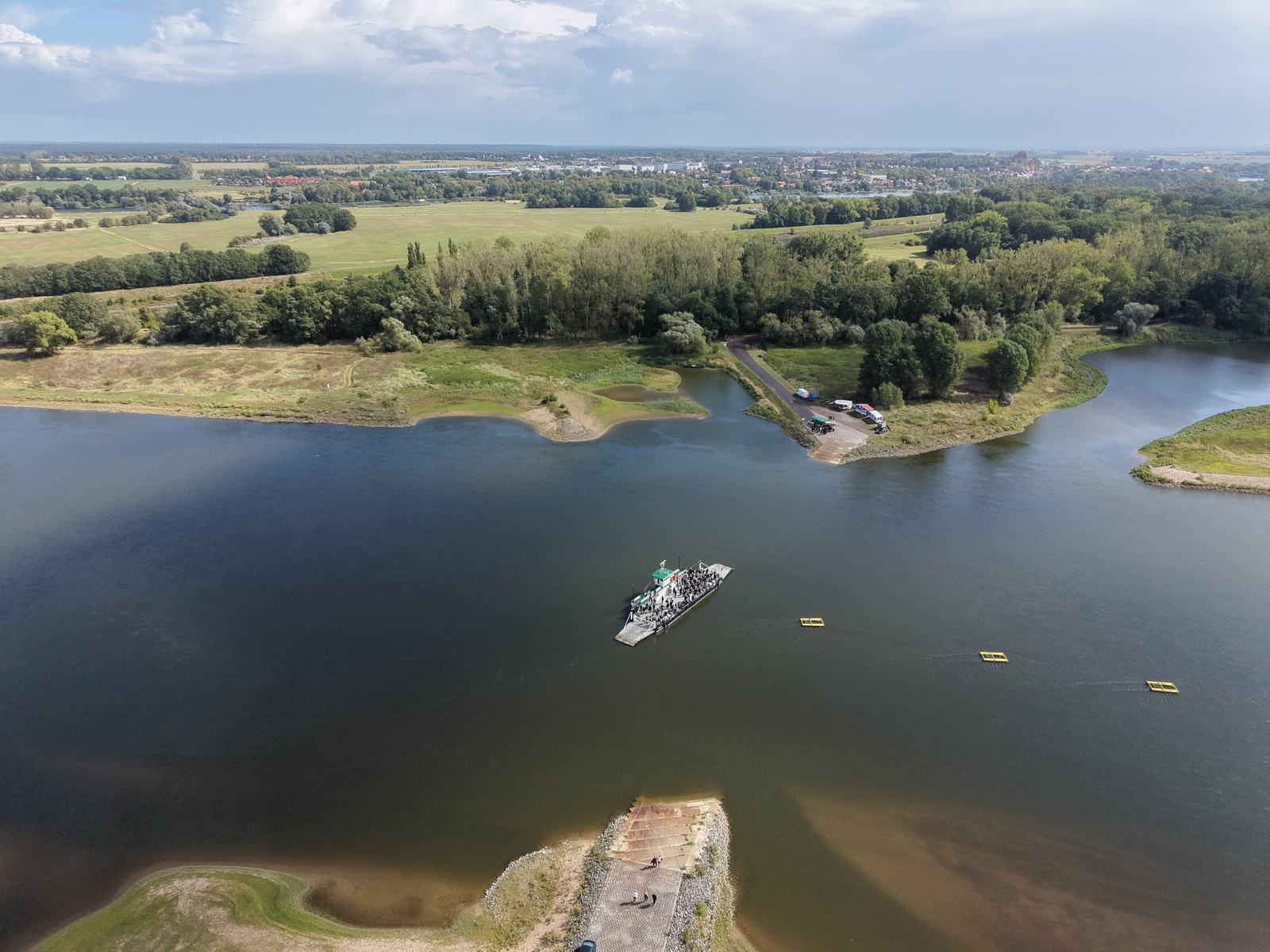Luftbild: Gierseilfähre auf der Elbe, Schleusenkanal und Havelberg mit Dom am Horizont