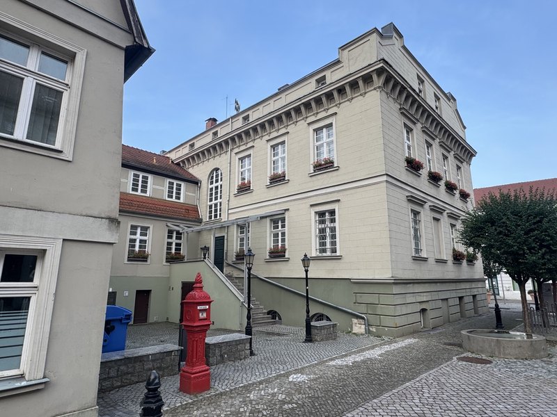 Nordseite des Rathauses mit Feuermelder im Hofbereich