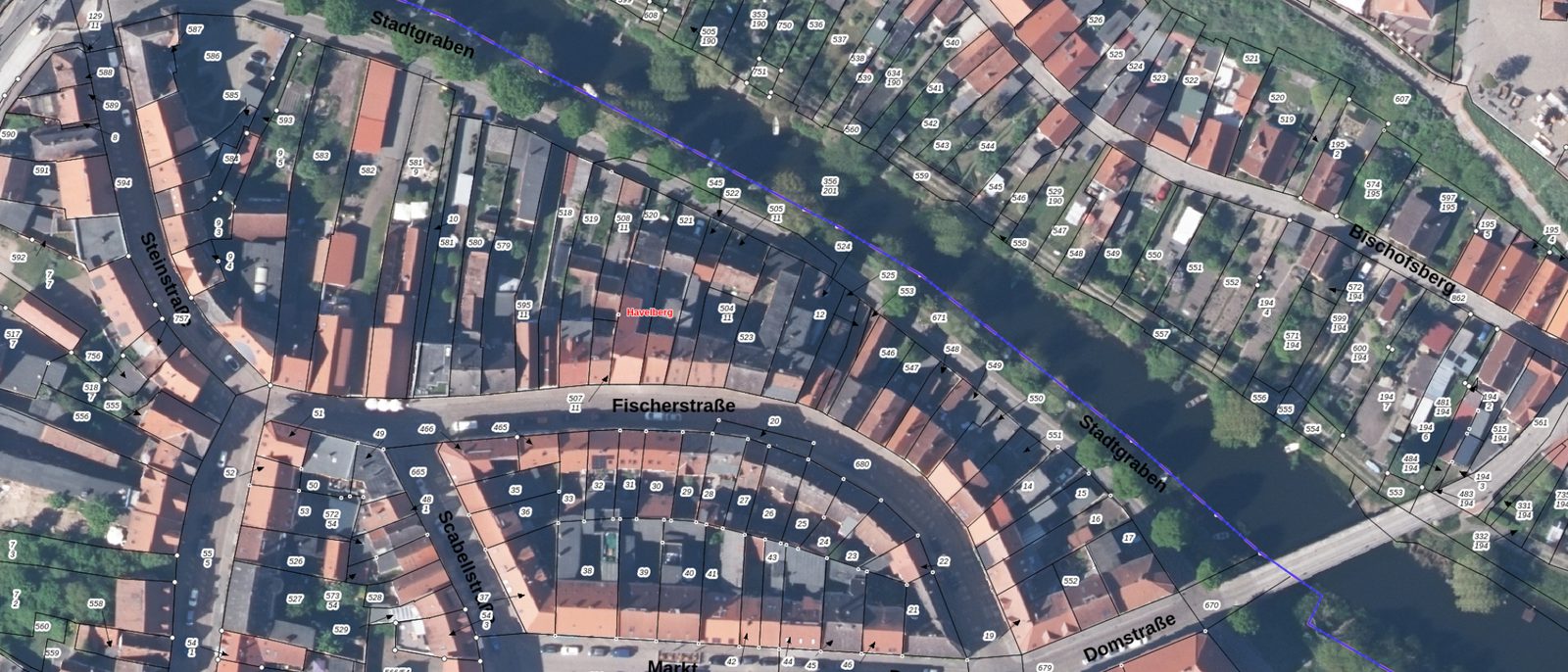 Luftbild mit Flurgrenzen: schmale, tiefe Grundstücke der Fischerstraße zum Stadtgraben