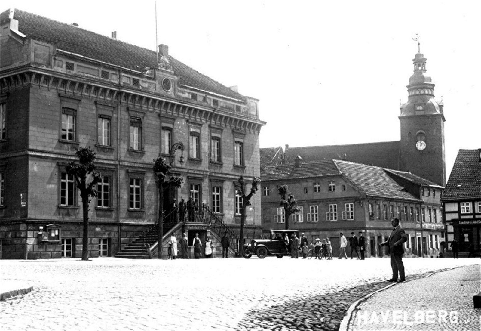 Marktplatz und Rathaus Havelberg um 1912, im Hintergrund die Laurentiuskirche