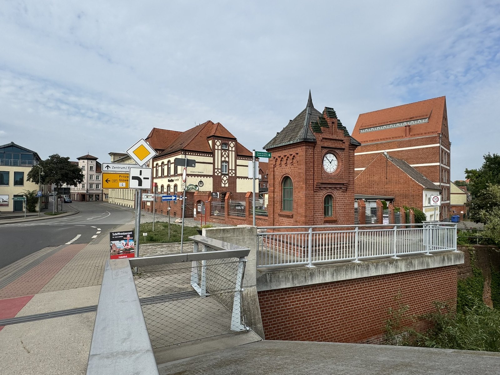 Blick von der Sandauer Brücke: Pegel, Pension Zur Alten Post und Lange Straße (2026)