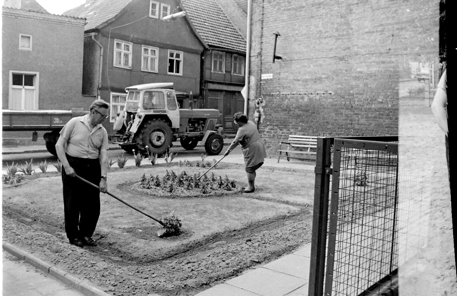 Kirchplatz 9 Havelberg im Frühjahr 1971, Beete auf dem Baugrund